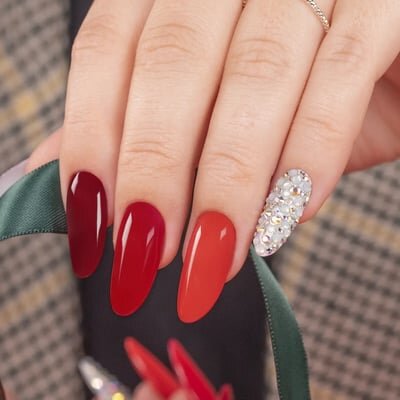 accent nail art rosso con strass